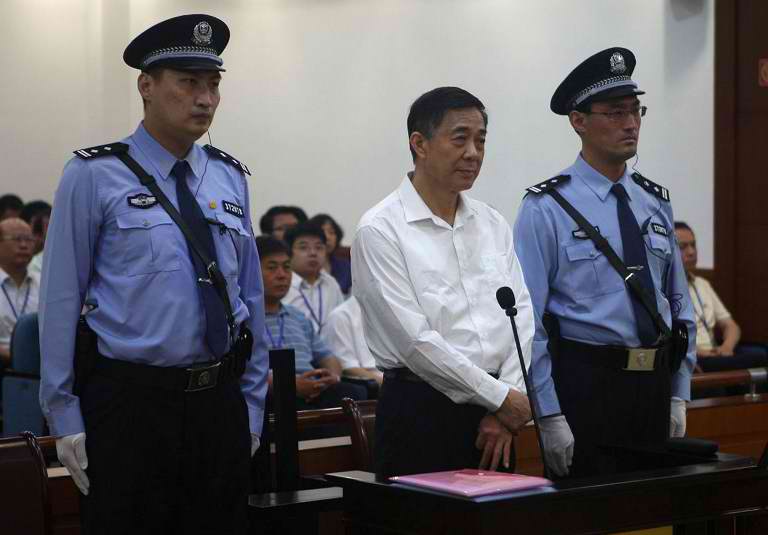 FACING THE COURT. This picture taken on August 22, 2013 and released by the Jinan Intermediate People's Court's Weibo account shows former Chinese political star Bo Xilai (C) standing on trial in the Intermediate People's Court in Jinan, east China's Shandong province. AFP / Jinan Intermediate People's Court