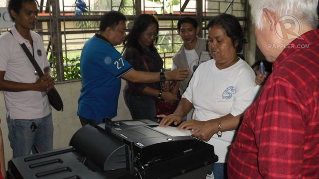 TESTING. Comelec Chair Sixto Brillantes Jr observes voting processes during mock polls held at UPIS. Photo by Raisa Serafica TESTING. Comelec Chair Sixto Brillantes Jr observes voting processes during mock polls held at UPIS. Photo by Raisa Serafica