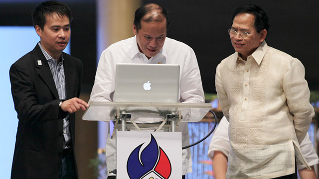 ALLIES. President Benigno Aquino III and senatorial bet Eddie Villanueva (R) in a file photo