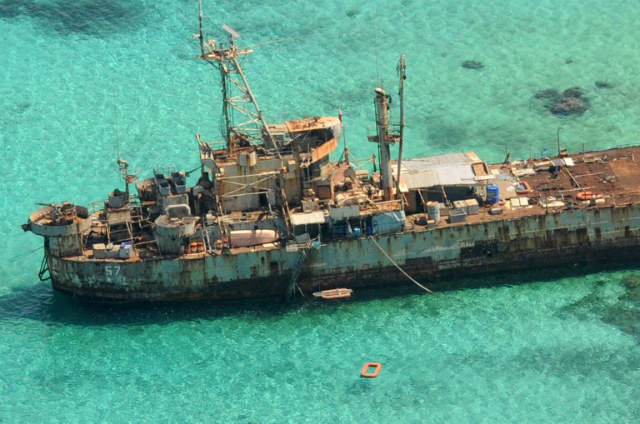 PENJAGA FILIPINA.  Foto udara menunjukkan kapal Angkatan Laut Filipina dilarang terbang sejak tahun 1999 untuk menegaskan kedaulatan negara mereka atas Ayungin Shoal, terumbu karang terpencil di Laut Cina Selatan yang juga diklaim oleh Tiongkok, pada tanggal 29 Maret 2014.  Foto oleh Jay Directo/AFP