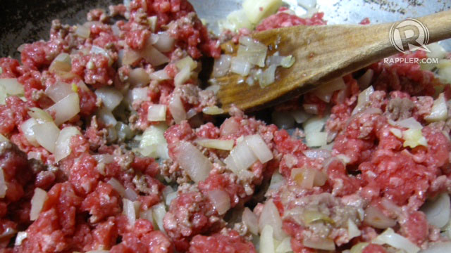FIRST STEP. You need garlic, onions and ground beef to start cooking chocolate pasta 