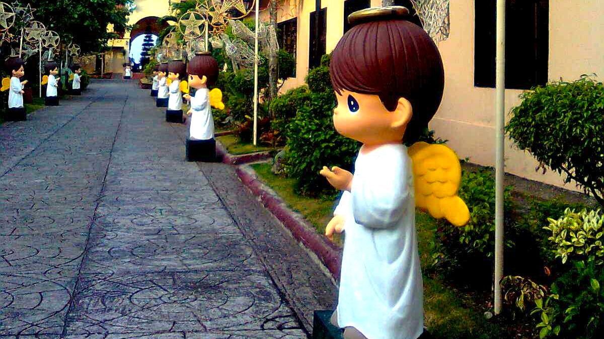 WELCOMED BY ANGELS. Cherubs and star lanterns greeted me upon entering