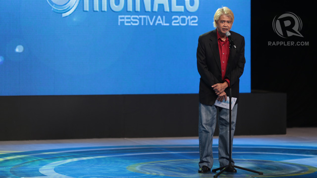 Filmmaker Lore Reyes presenting the Special Award to Peque Gallaga
