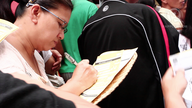 HUMID DAY. Registrants withstand the hot weather in Manila. Photo by Franz Lopez