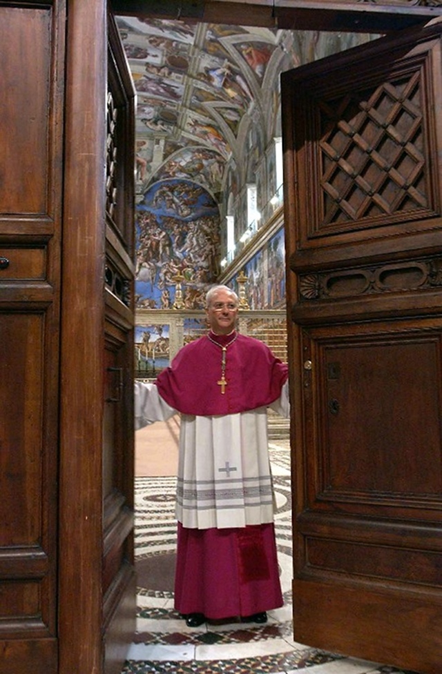 OFF-LIMITS. In this photo from the last conclave in 2005, Archbishop Piero Marini closes the doors of the Sistine Chapel at the Vatican on April 18, 2005 before the start of the conclave. File photo from AFP