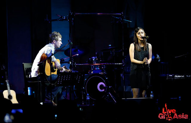 STRIPPED DOWN. The acoustic set-up of Dia's show felt intimate to her fans who filled the venue