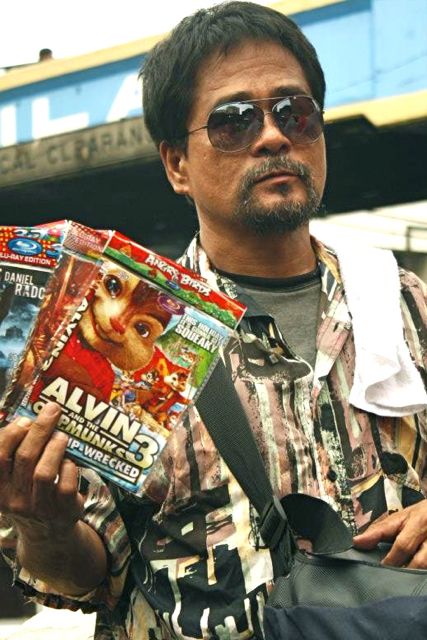 DIBIDI, DIBIDI. Soliman Cruz sells illegal merchandise for reel.