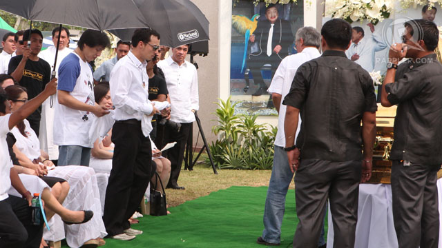 SONS. Final and last viewing at the burial site is only for immediate family. First to coffin are his children. Shown here is Epi Quizon. Photo by Geric Cruz