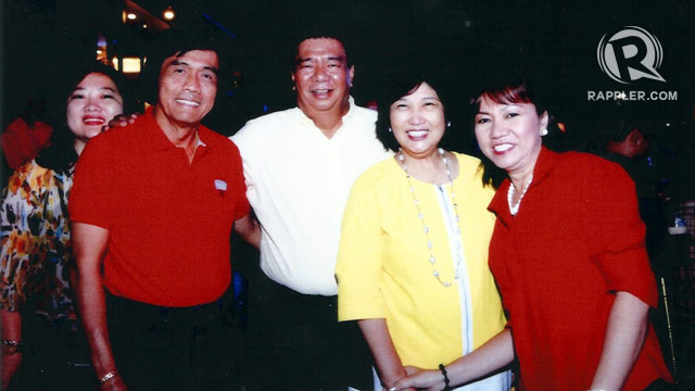 PHOTO OP? Senate President Franklin Drilon with wife Mila (in yellow) and couple Jaime and Janet (in red) Napoles. Photo obtained by Rappler