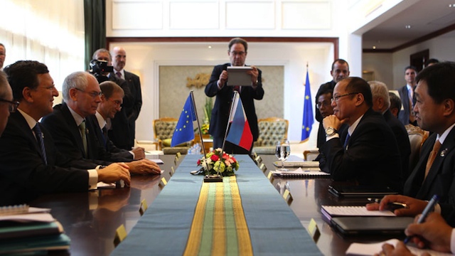 CLOSER PH-EU TIES. Van Rompuy and European Commission President Jose Manuel Durao Barroso chat with Aquino during the Philippines-EU trilateral meeting in Vientiane. Photo by Lauro Montellano/Malacañang Photo Bureau