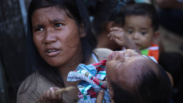 FAMILY ESCAPE. Permena Albaris, 20, travelled to Tawi-Tawi using a small boat along with her 3 kids. Photo by Karlos Manlupig
