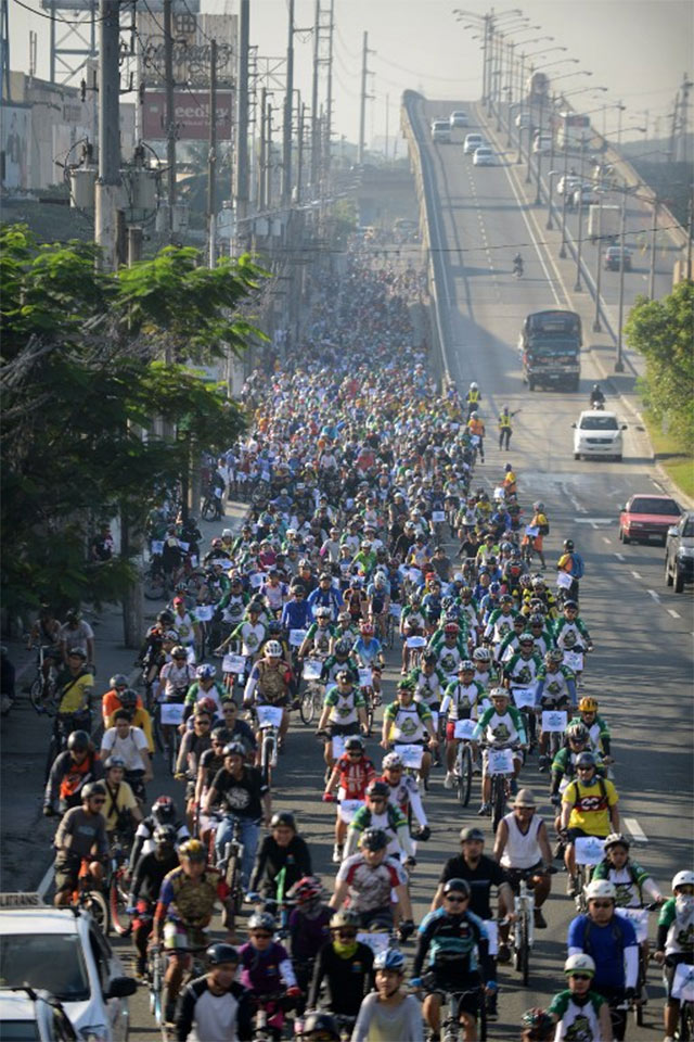 FIREFLIES ALONG C-5. Cycling enthusiasts participate on the 14th Tour of the Fireflies in Quezon City on November 18, 2012. The event is an annual costumed bicycle ride around Metro Manila promoting alternative modes of transportation while at the same time creating public awareness on the environment. AFP PHOTO/NOEL CELIS