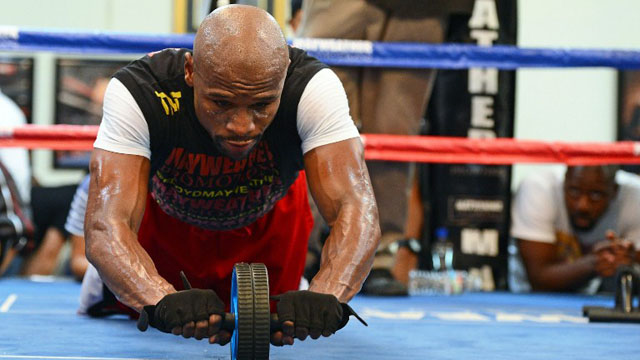 WORKING HARD. Mayweather has been training hard for Alvarez. Photo by AFP/Ethan Miller.