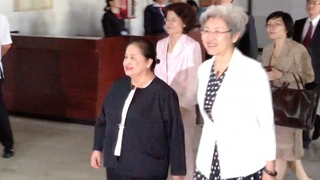 NEW PH AMBASSADOR TO CHINA. Former DFA Undersecretary for Policy Erlinda Basilio (L) meets with Chinese Vice Foreign Minister Fu Ying in Manila on Oct. 19, 2012. Screenshot from video by Carlos Santamaria