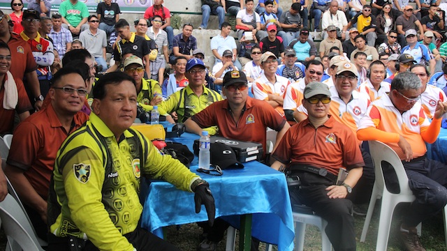 SUCCESSOR? Outgoing Army Chief Lieutenant General Noel Coballes and NOLCOM chief Lt Gen Catapang watch the matches together