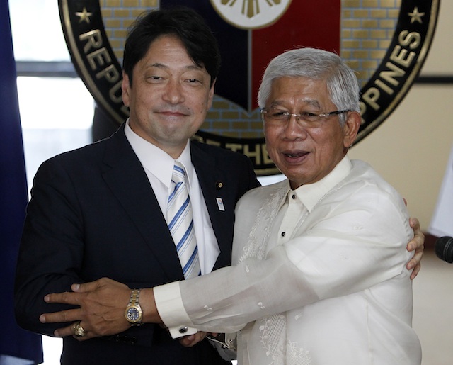 ANOTHER MEETING. Japanese Defense Minister Itsunori Onodera and Philippine Defense Secretary Voltaire Gazmin pose for photographers during a news conference in June. File photo by EPA/Francis R. Malasig