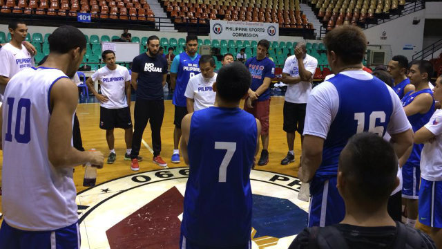 PUSO. Gilas coach Chot Reyes speaks in the middle of Team Philippines at a pre-World Cup practice. File photo by Jane Bracher