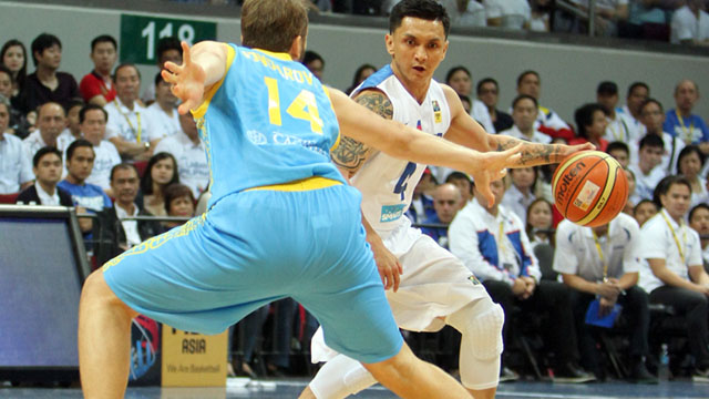 FINAL STAND. Alapag battles Korea for the last time. Photo by FIBA Asia/Nuki Sabio.