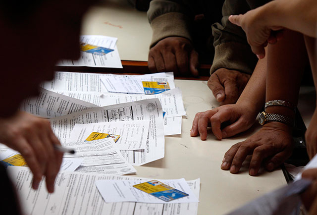 OVERCHARGED. Government Service Insurance System members line up to apply for loans . File photo by Dennis Sabangan/EPA