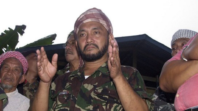 LEADER. Habier Malik, known as the top aide of Nur Misuari, leads some 40 rebels in their final stand against government troops. Photo by Therence Koh/AFP