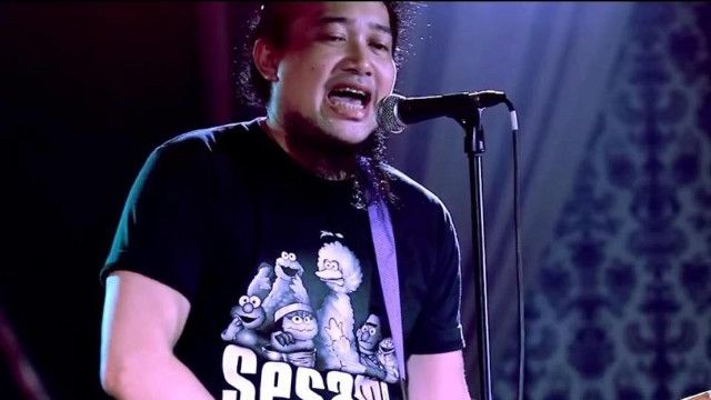 HE GRINNED AND BORE IT. Grin Department’s Bong Pascasio loved to play, with music and words alike. Photo from the 'Bong Pascasio of Grin Department' Facebook fan page