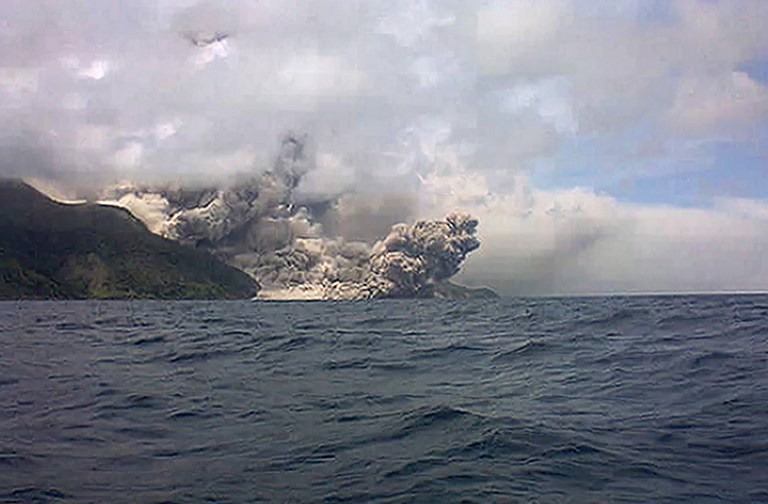 ERUPTION. This photo taken on August 10, 2013 from the Maurole district of East Nusa Tenggara province with a camera phone shows the Mount Rokatenda volcano spewing a huge column of hot ash during an eruption. Photo by AFP/Stringer