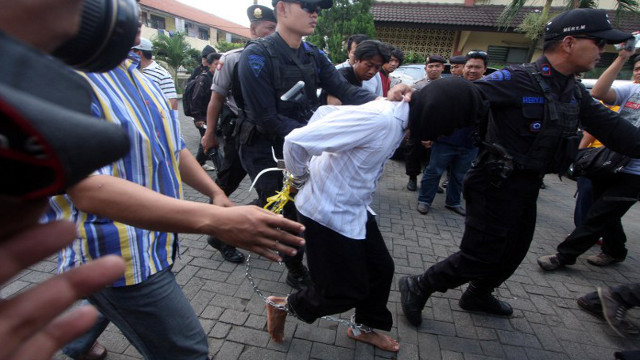 ARRESTED. Indonesian police arrests 4 men suspected of robbing banks to fund militant activities. Photo by AFP