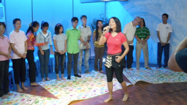 HOPE FLOATS. Actress Timmy Cruz shares to a crowd through inspiring talk and song about The Gift of Kindness at Inner Space Manila. Photo by Danny Ong