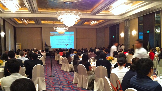 TOGETHER WE CAN. A room full of people ready to fight corruption.