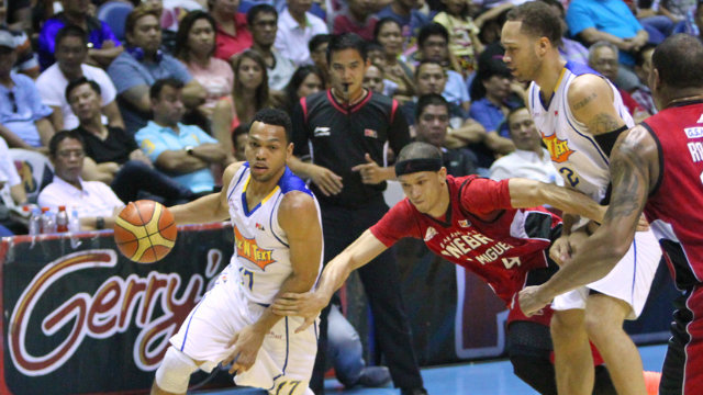 Jayson Castro of Talk N Text uses a Kelly Williams pick to elude Ginebra rival Chris Ellis during a game last month. Photo by Nuki/Sabio
