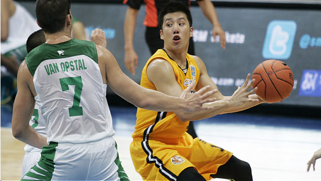 ROUNDING BACK INTO FORM. Teng plays his second game back from injury. Photo by Rappler/Josh Albelda.