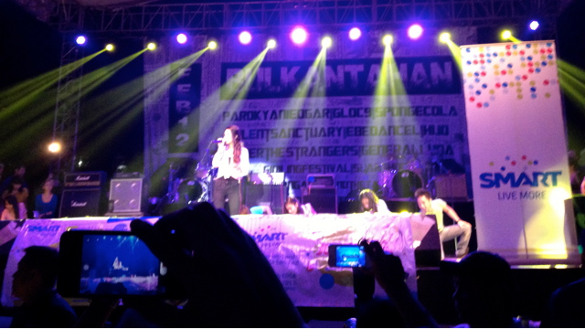 Check out all the phones recording Jessica's performance that night