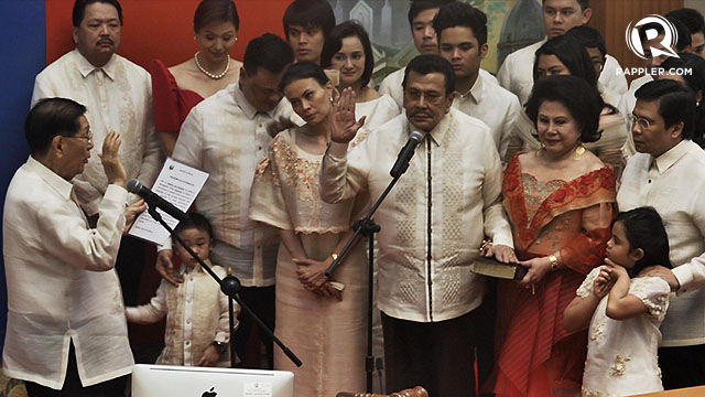 POLITICAL COMEBACK. Former President Joseph Estrada takes his oath as Manila mayor. Photo by Ayee Macaraig/Rappler.com