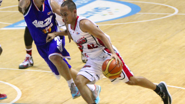 ALASKA DELIVERS. JV Casio and the Alaska Aces defeated San Miguel Beer in the conference's first road game. Photo by Nuki Sabio/PBA Images