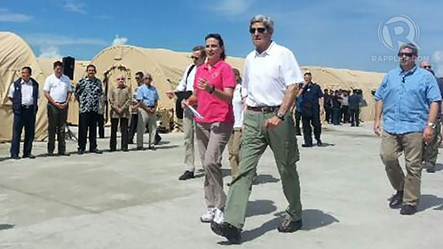 IN TACLOBAN. US Secretary of State John Kerry (in white shirt, 2nd from right) arrives at a evacuation camp in Tacloban City, 18 December 2013. Photo by Patricia Evangelista/Rappler