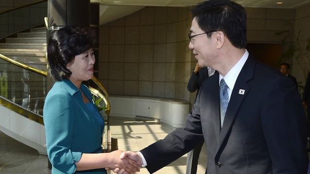 NORTH, SOUTH MEET. North Korean chief delegate Kim Song-Hye (L) shakes hands with her South Korean counterpart Chun Hae-Sung (R) before the inter-Korean working-level talks at the truce village of Panmunjom in the demilitarized zone dividing the two Koreas on June 9, 2013. Photo from the South Korean Unification Ministry/AFP