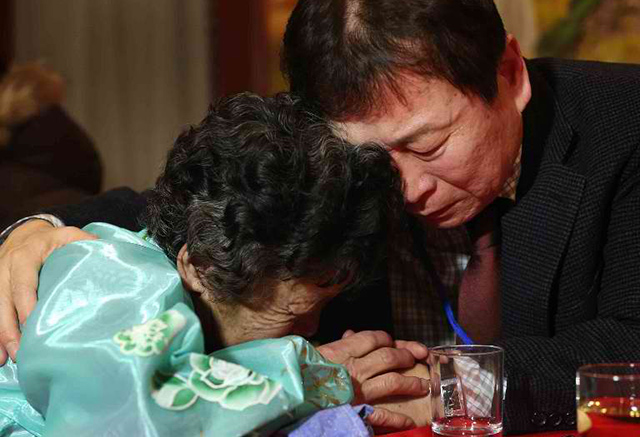 Kim Young-Bok (R) of South Korea bids farewell to his sister Kim Myung-Ja (L). AFP Photo/Yonhap