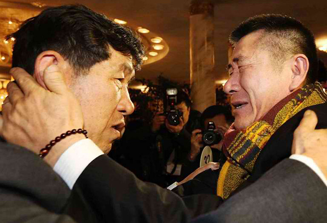 Park Yang-Kon (R) of South Korea bids farewell to his brother Park Yang-Soo (L) of North Korea. AFP Photo/Yonhap