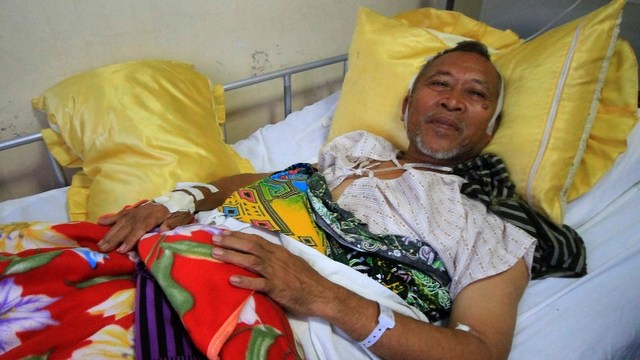 AMBUSH. Mayor Abdulmalik Manamparan of Nunungan town recuperates at a hospital in Iligan City, Lanao del Norte province. Photo by Richele Umel/AFP