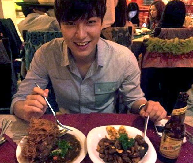 'MASARAB!' Lee Min Ho posted this photo of himself in his Facebook page, enjoying the Pinoy adobo 'MASARAB!' Lee Min Ho posted this photo of himself in his Facebook page, enjoying the Pinoy adobo