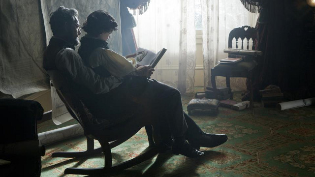 HANDS-ON DAD. 'Lincoln' reveals that the American president dealt with family problems while fighting to abolish slavery. Photo from the 'Lincoln' Facebook page