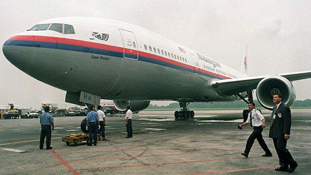BOEING 777-200. Malaysia Airline's ground staff park a Boeing 777-200 at Kuala Lumpur International airport after setting a world record for the longest non-stop flight from Seattle to Kuala Lumpur on April 2, 1997. File photo by Francis Silvan/AFP