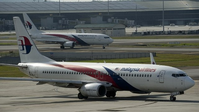 Sebuah pesawat Malaysia Airlines terlihat di Bandara Internasional Kuala Lumpur di Sepang, 18 Juli, 2014. Foto oleh Nicolas Asfouri/AFP