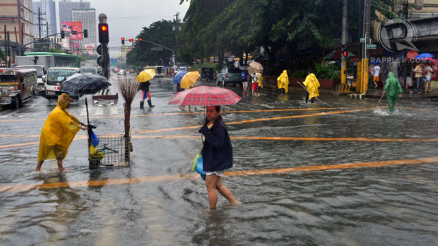 FLOODED. People cross a flooded intersection in Manila, August 19, 2013. Photo by Rappler