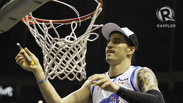 HOT COFFEE. Marc Pingris of San Mig Coffee cuts down the net after winning the PBA Philippine Cup title. Photo by Josh Albelda/Rappler