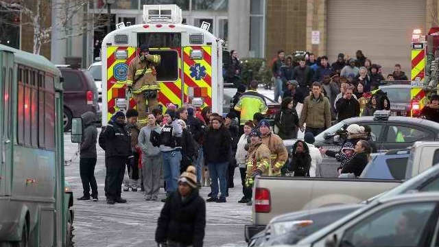 EVACUATION. Police evacuate employees and patrons from the Columbia Town Center Mall after three people were killed in a shooting there January 25, 2014 in Columbia, Maryland. Photo by Chip Somodevilla/Getty Images/AFP