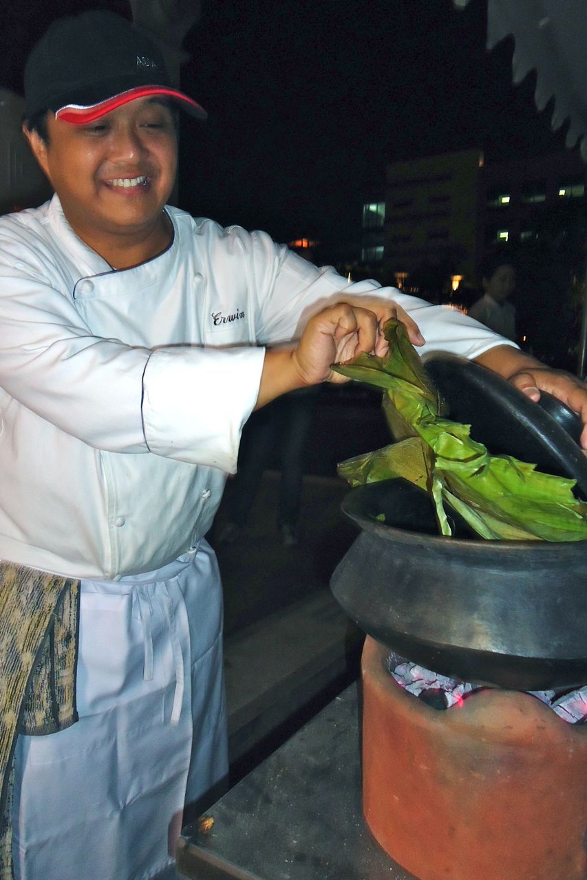 YUMMY CHICKEN. Enderun Colleges professor and Kawali Kings founder Erwin Lizarondo preparing Chicken Kinulob