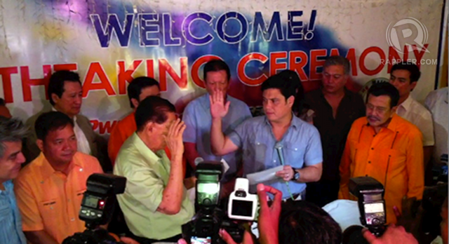 Zubiri takes his oath as member of the Pwersa ng Masang Pilipino before Senate President Juan Ponce Enrile and former President Joseph Estrada. Photo by Ayee Macaraig