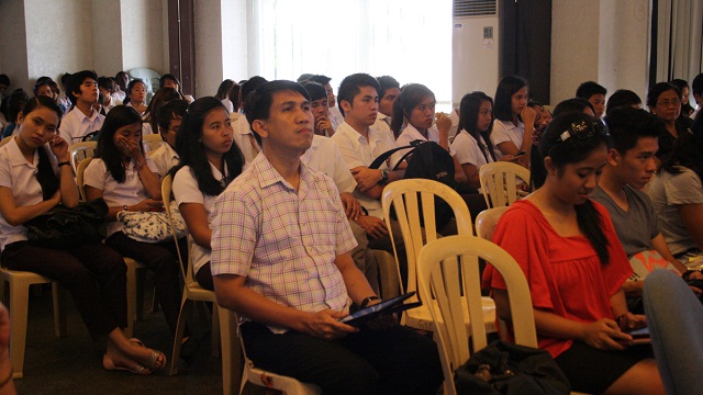 THE AGE OF TECHNOLOGY. A couple of audience display gets into the 'digital groove'. Photo by Bon Cabiles