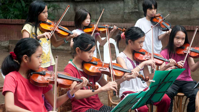 EVERYONE MUST PLAY. Musically-inclined or not, all students must take an instrument and play. Photo by Louise Far